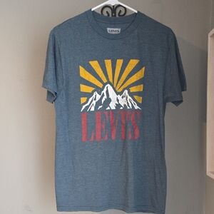 Levi's Graphic Tee Size Medium